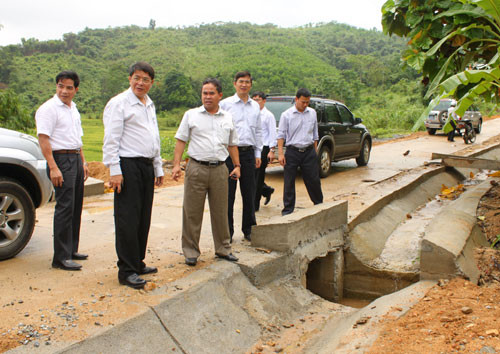 Bí thư Tỉnh ủy Nguyễn Đức Hải kiểm tra công tác làm đường bê tông tại khu tái định cư ở xã Trà Đốc, huyện Bắc Trà My.