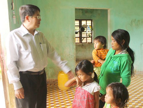 Bí thư Tỉnh ủy Nguyễn Đức Hải thăm hỏi động viên hộ bà Hồ Thị Đường tại khu tái định cư (thôn 3, xã Trà Đốc, Bắc Trà My)