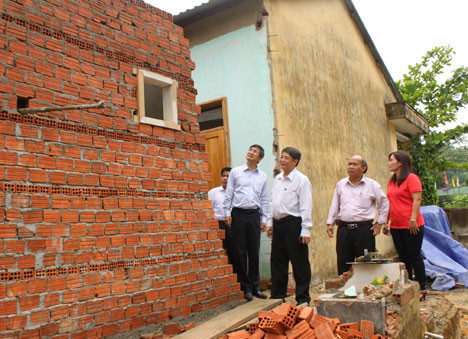 Bí thư Tỉnh ủy Nguyễn Đức Hải kiểm tra việc khắc phục sự cố do động đất và xây dựng tại Trường Mẫu giáo Hoa Phượng tại thôn 1, xã Trà Đốc.