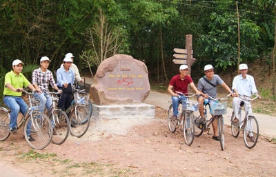 Theo tour xe đạp thăm thú làng quê tại làng du lịch cộng đồng Mỹ Sơn và lưu trú tại nhà dân.