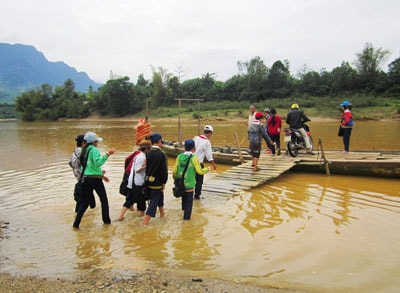 Mỗi ngày hai lượt, các em học sinh ở Đại Sơn phải qua đò để đến trường. Ảnh: L.D