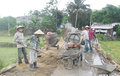 Chú trọng đầu tư hệ thống giao thông nông thôn đã giúp người dân Tiên Phước phát triển kinh tế, nâng cao đời sống.Ảnh: D.LỆ