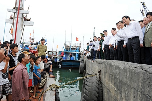 Chủ tịch nước Trương Tấn Sang thăm hỏi đời sống và động viên bà con ngư dân đánh bắt xa bờ. Ảnh: Minh Hải.