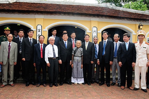 Chụp ảnh lưu niệm với cán bộ, nhân dân xã Tiên Cảnh và gia tộc cụ Huỳnh. Ảnh: Doãn Hoàng