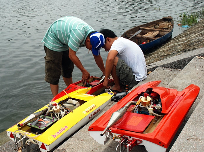 Các thành viên RC Boat Quảng Nam kiểm tra “tàu” trước khi chạy.