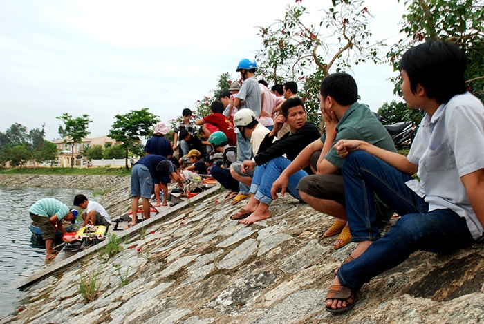 Đông đảo người dân đợi xem những chiếc tàu mô hình biểu diễn.