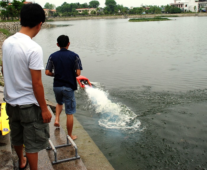 Xuất phát chiếc tàu đầu tiên trong sự hò reo của khán giả.