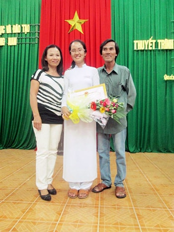 Phan Nguyễn Thu Sương cùng ba mẹ trong kỳ thi thuyết trình văn học 2012 - 2013.