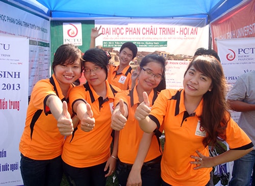 Sinh viên trường Đại học Phan Châu Trinh tham gia mùa tư vấn tuyển sinh 2013 do Báo Thanh niên tổ chức. Ảnh: UYÊN NGUYÊN