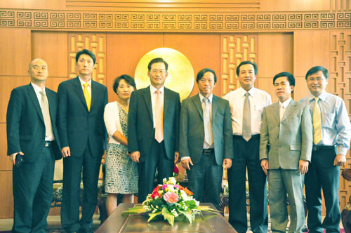 Lãnh đạo tỉnh chụp ảnh lưu niệm với đoàn công tác Tổng lãnh sự quán Hàn Quốc tại TP.Hồ Chí Minh. 