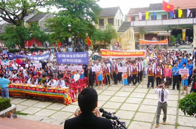 Mít tinh là một trong những hình thức tuyên truyền pháp luật được các địa phương trên địa bàn TP.Hội An thực hiện trong thời gian qua. Ảnh: ĐỖ HUẤN