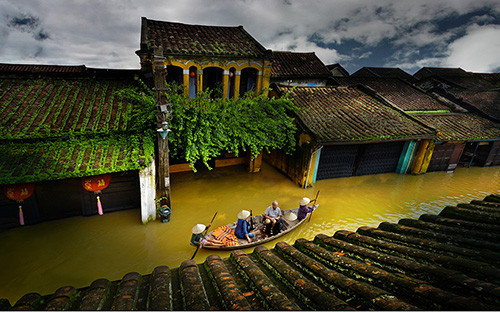 Góc phố mùa lũ. Ảnh: Mai Thành Chương