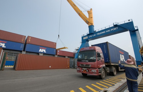 Chu Lai- Truong Hai port is a central potential sea porith loading capacity of 1.6 million tonnes of cargo and 56 thousands of TEU containers per year.