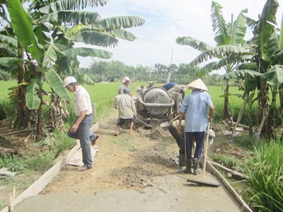 Cán bộ địa phương cần giám sát chặt chẽ suốt quá trình người dân thi công đường giao thông nông thôn.                                                                           (ảnh minh họa)