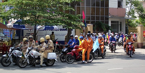 Ra quân phát động phong trào tiết kiệm điện năm 2013.