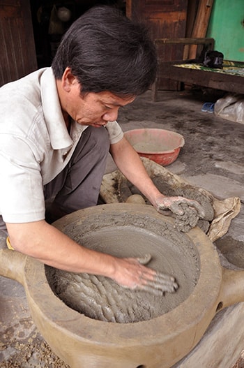 Making mould is the first step of the bronze casting process.