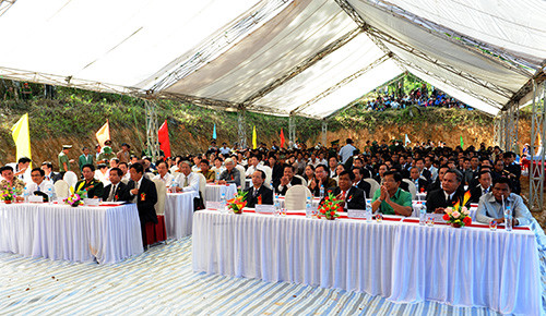 Lãnh đạo và đồng bào hai tỉnh Quảng Nam và Sê Kông tham dự lễ khai trương.