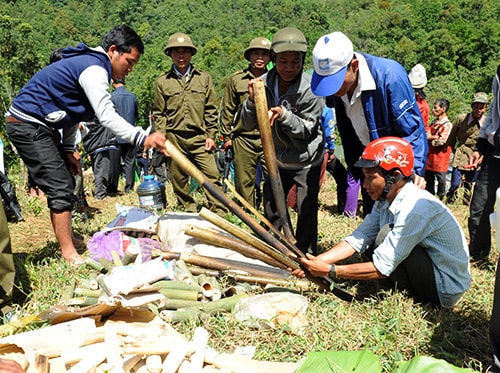 Người dân vùng biên đem cơm lam thiết đãi khách.