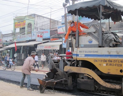 Công ty CP Công trình GTVT Quảng Nam thực hiện sửa chữa lớn nhiều tuyến tỉnh lộ. Ảnh: CÔNG TÚ