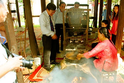 Ông Ngô Hòa, Phó Chủ tịch UBND tỉnh Thừa Thiên Huế (người đeo cà-vạt) đến động viên các nghệ nhân xứ Quảng.