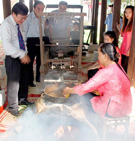 Lãnh đạo tỉnh Thừa Thiên - Huế tham quan “làng lụa” Hội An tại festival. Ảnh: LĂNG A CÚI