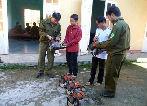 Người dân giao nộp cưa lốc cho công an tại xã Lăng. Ảnh: H. YÊN