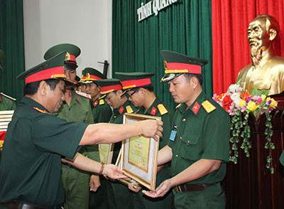 Đại tá Trần Minh Chín, Chính ủy Bộ CHQS tỉnh trao thưởng cho các thí sinh đạt giải cao tại hội thi.