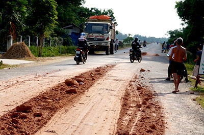 Đất, đá rơi vãi đầy đường do đoàn xe của Tập đoàn Xuân Thành gây nên.