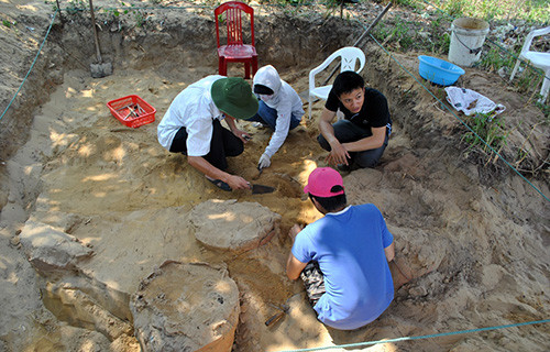 Hiện trường khai quật 4 mộ chum ở khối Bàu Đưng, Thanh Hà vào tháng 4 vừa qua.