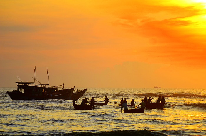 Bình minh trên biển.