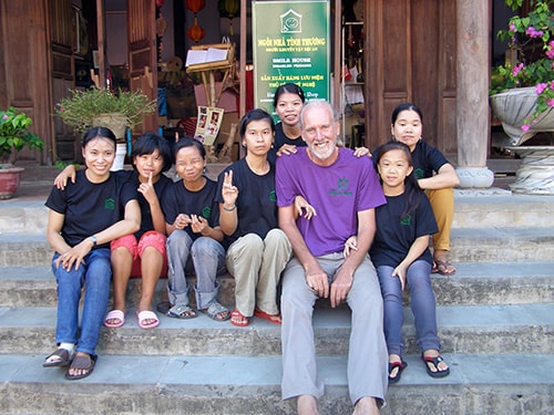 Thúy Phương (ngoài cùng bên trái) cùng các bạn trong Chi hội Thanh niên khuyết tật TP.Hội An.