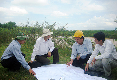 Lãnh đạo ngành nông nghiệp tỉnh khảo sát địa điểm xây dựng đập tạm trên sông Quảng Huế. Ảnh: Văn SỰ