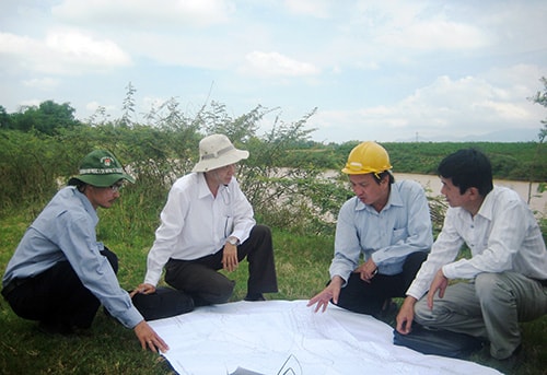 Lãnh đạo ngành nông nghiệp tỉnh khảo sát địa điểm xây dựng đập tạm trên sông Quảng Huế. Ảnh: Văn SỰ