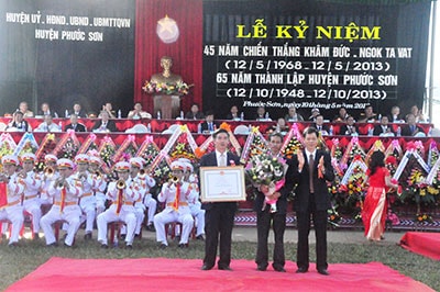 Phó Bí thư Thường trực Nguyễn Văn Sỹ trao tặng bằng khen của Thủ tướng Chính phủ cho lãnh đạo huyện Phước Sơn. 