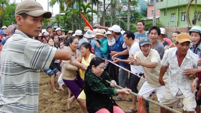 Nhân dân thị trấn Nam Phước (huyện Duy Xuyên) vui trong ngày hội Đại đoàn kết toàn dân.Ảnh: ANH TRÂM