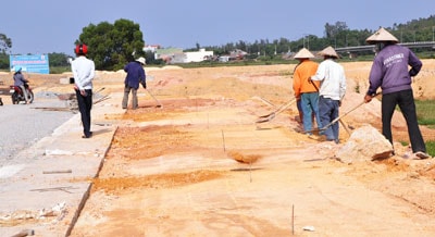 Hạ tầng tái định cư cho hộ phụ ở dự án ADB vẫn còn dang dở và việc tăng giá đất khiến người dân bức xúc.Ảnh: HỮU PHÚC