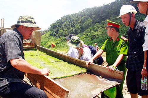 Đoàn kiểm tra Tỉnh ủy khảo sát tình hình khai thác khoáng sản tại khu vực sông Bua. Ảnh: Phương Giang