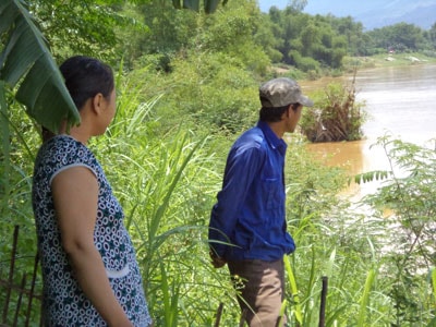 Sông Vu Gia liên tục xâm thực đất làng, có nơi lên đến cả trăm mét. Ảnh chụp tại Ấp Bắc, thôn Mỹ Hảo, xã Đại Phong.         Ảnh: H.L