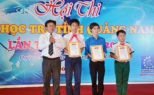 Trao giải cá nhân cho các thí sinh tại hội  thi năm 2013.Ảnh: X.PHÚ