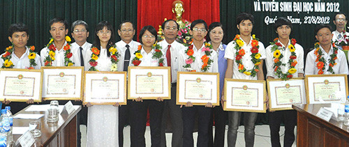 Thủ khoa đại học và thí sinh đạt điểm cao trong kỳ tuyển sinh năm 2012 được UBND tỉnh khen thưởng.Ảnh: X.PHÚ
