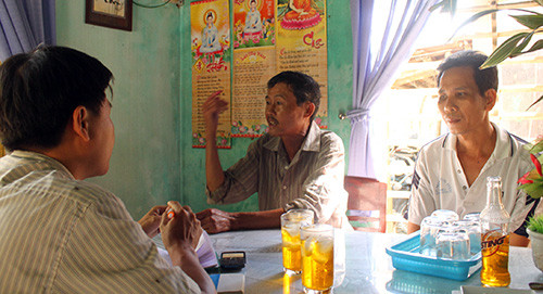 Ông Võ Tấn Đông ở tổ 11, thị trấn Hà Lam, huyện Thăng Bình (bên trái) kể lại việc các đối tượng đánh ông Đỗ Văn Hoa. Ảnh: T.T