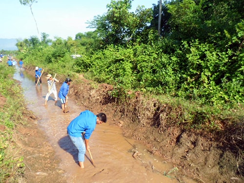 Thanh niên hăng hái tham gia nạo vét kênh mương chống hạn.