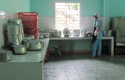 Hình ảnh khu vực nấu ăn ở một trường học bán trú.Ảnh: ANH TRÂM