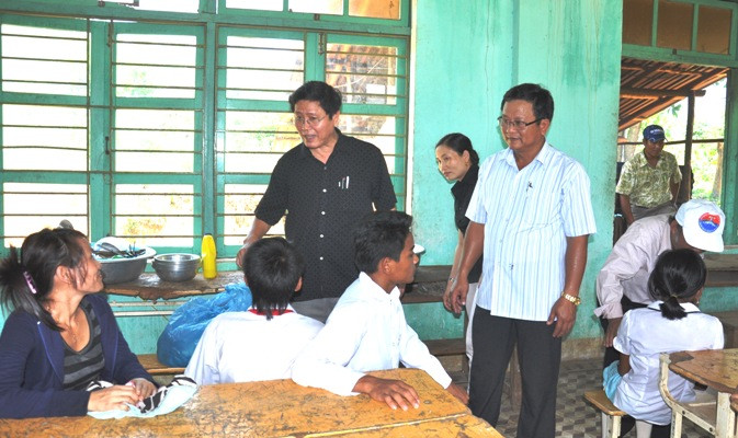 Đoàn đi thăm học sinh trường THCS Trà Kót.