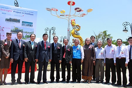 Phó chủ tịch UBND tỉnh Trần Minh Cả; đại diện của UNESCO tại Hà Nội. Đại sứ Hàn Quốc tại Việt Nam Ha Chan Ho, Trưởng đại diện văn phòng KOICA Việt Nam Kim In và Chủ tịch tập đoàn Kumho Asiana Park Sam Goo cùng các quan khách chụp ảnh lưu niệm tại buổi lễ khánh thành dự áp lắp đặt đèn năng lượng mặt trời.