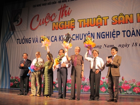 Phó chủ tịch UBND tỉnh Trần Minh Cả tặng hoa cho đại diện Ban tổ chức, Ban Giám khảo cuộc thi