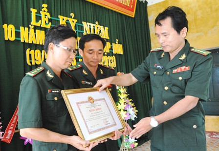 Lãnh đạo Bộ Chỉ huy Bộ đội biên phòng tỉnh tặng bằng khen của UBND tỉnh cho đồn Ga Ry