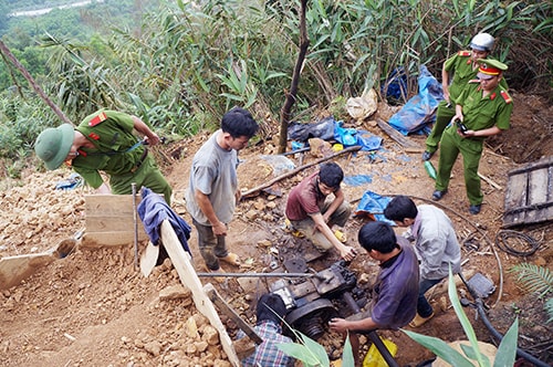 Công an huyện Phú Ninh truy quét đối tượng khai thác vàng trái phép tại Bồng Miêu, Tam Lãnh.Ảnh: N.DƯƠNG