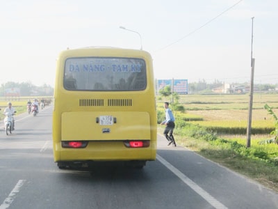 Xe buýt Đà Nẵng - Tam Kỳ thường đón trả khách giữa đường, nhằm cản trở xe buýt nội tỉnh vượt lên đón khách. Ảnh: S.C