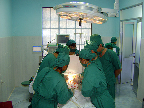 Ê-kíp thực hiện ca phẫu thuật đầu tiên tại Trung tâm Y tế Nam Trà My.  Ảnh:  HOÀNG THỌ